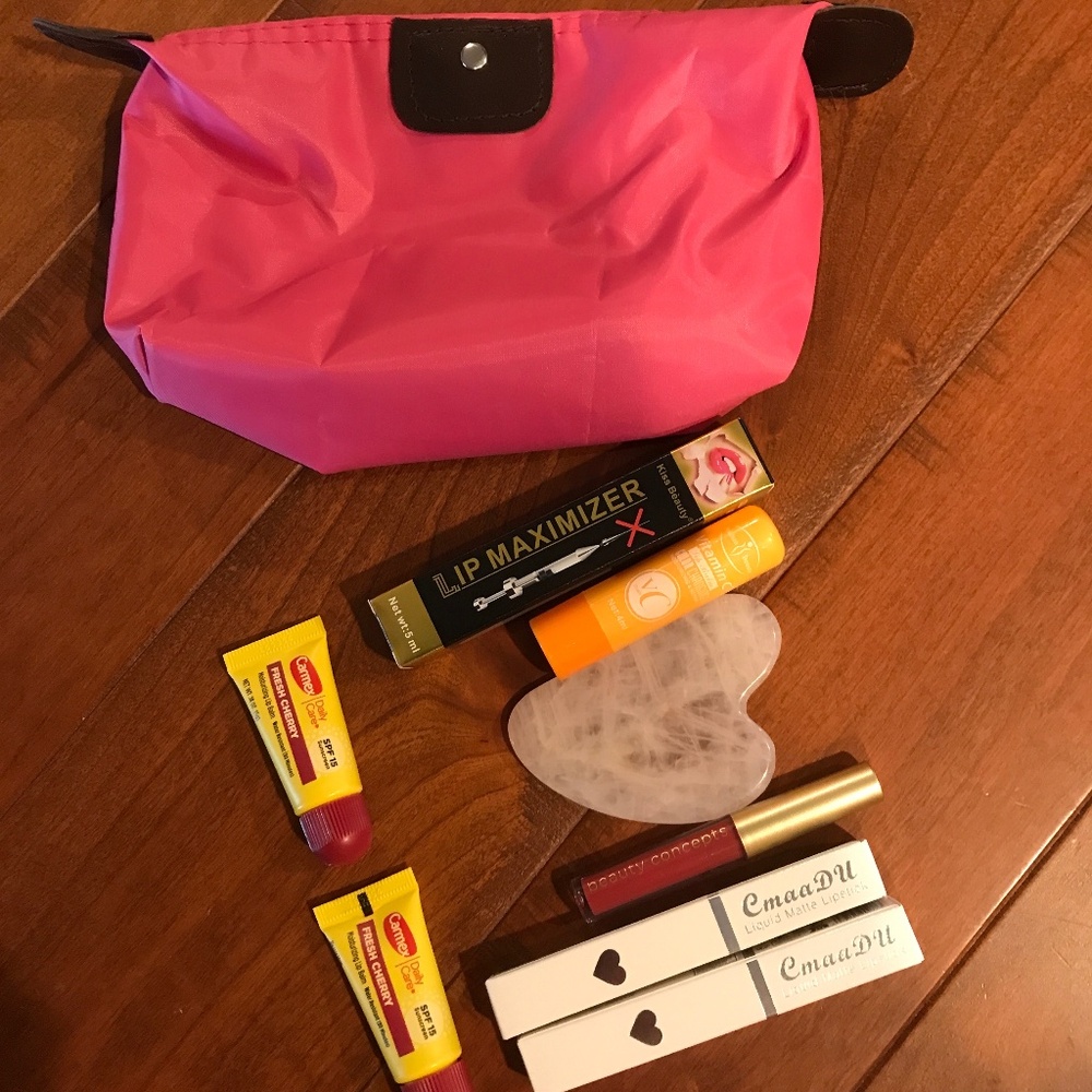 MAKEUP BAG WITH LIP PRODUCTS